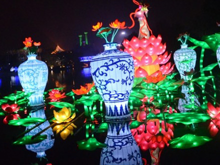 Chinese New Year Lantern Festival and lanterns in Tianxiang simultaneously shine with national colors in Tianxiang